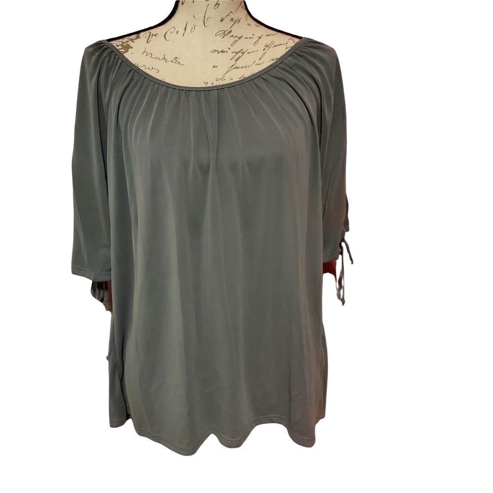 Green Envelope Ladies Size Medium Green Cold Shoulder Top